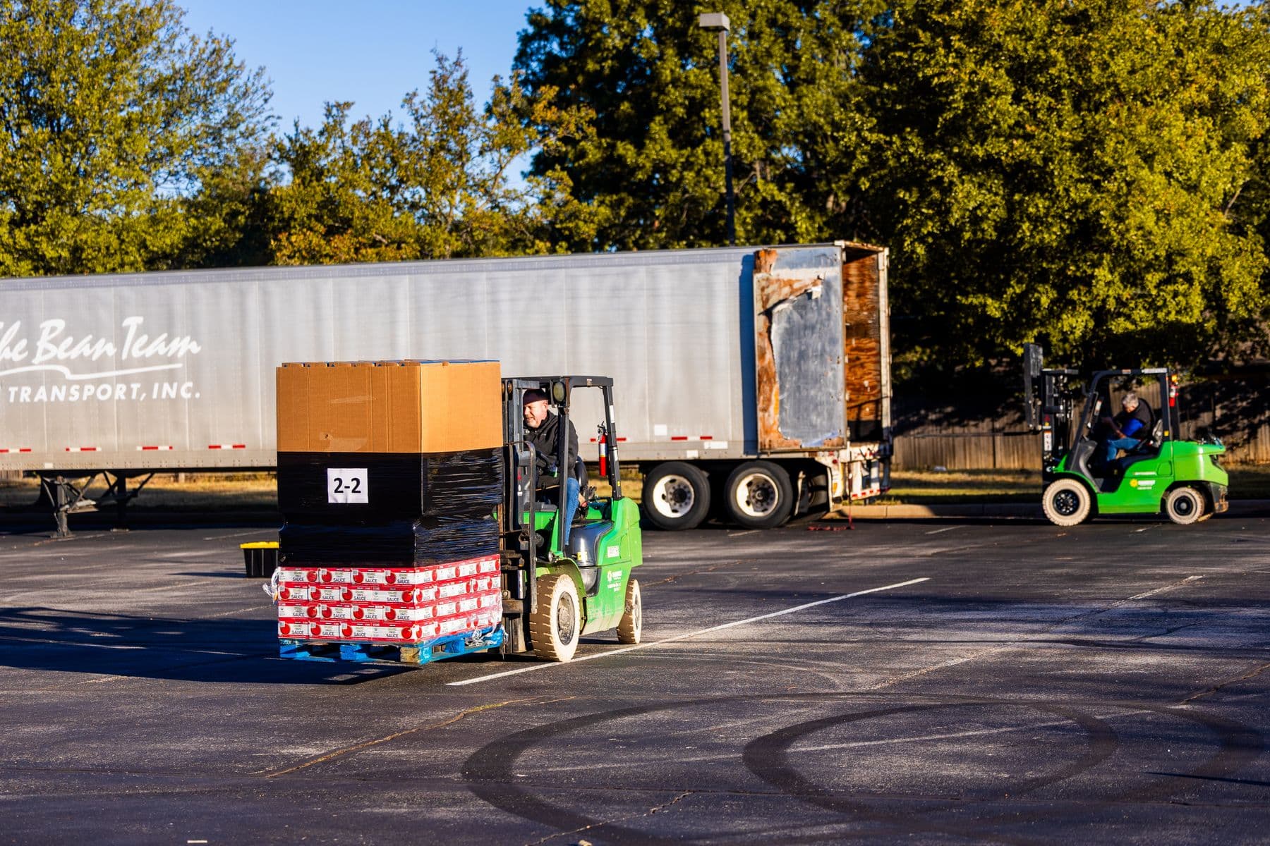 Moffett forklift unloading palletised construction materials